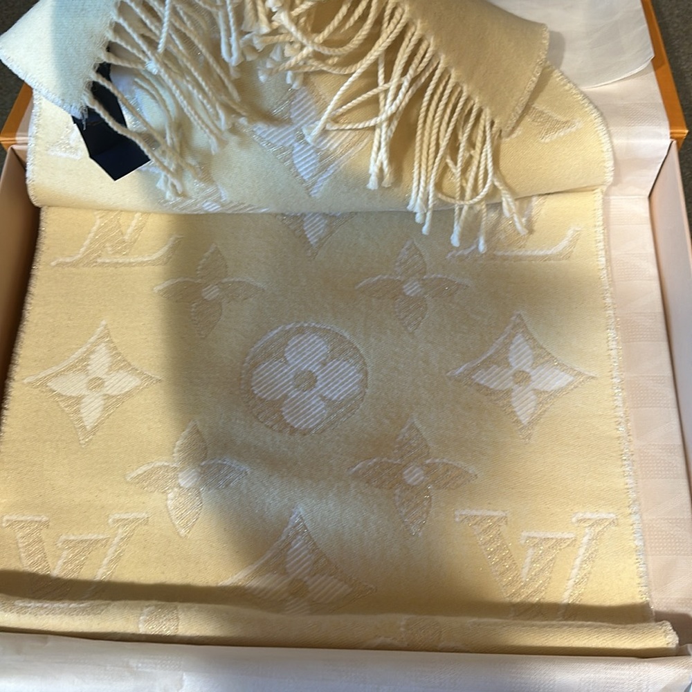 Louis Vuitton Essential Shine Scarf - Picture 4 of 6